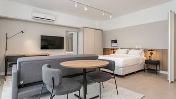 Een laptopwerkplek, verduisterende gordijnen