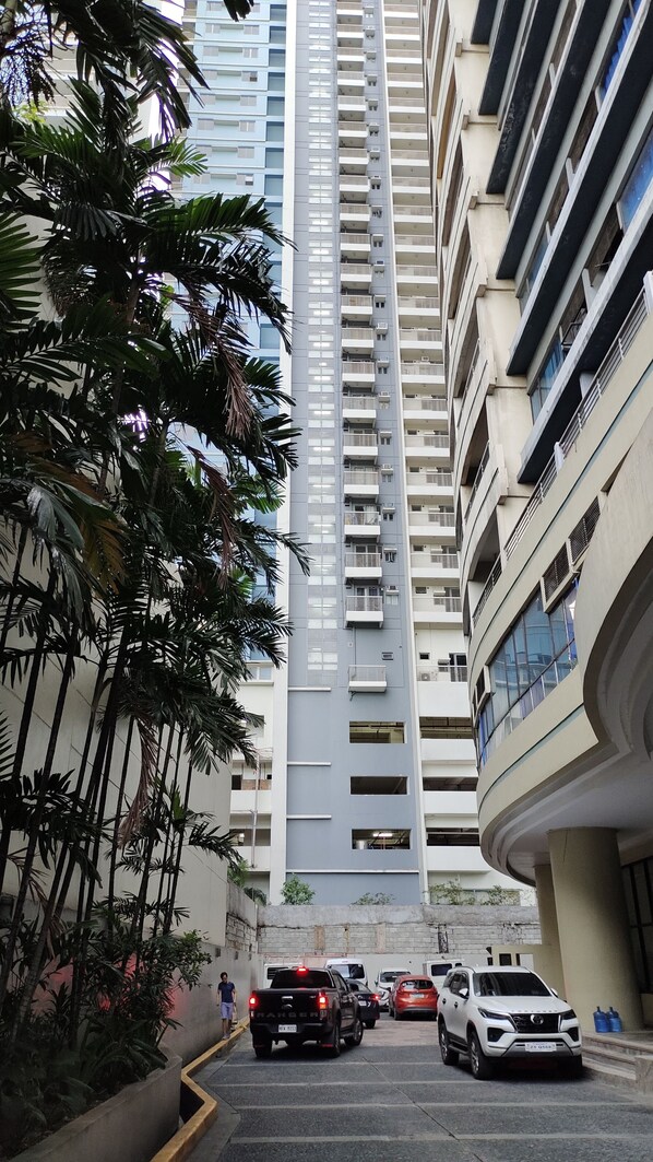 Exterior - 2 Bedroom condo unit near St. Luke's Medical Center, Quezon City (Quezon City)