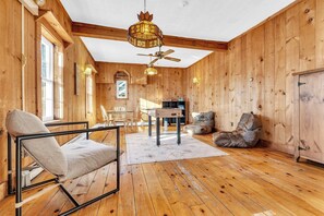 Smart-tv, een open haard, een dvd-speler en tafelvoetbal