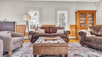 智能電視、壁爐、DVD 播放機、足球機