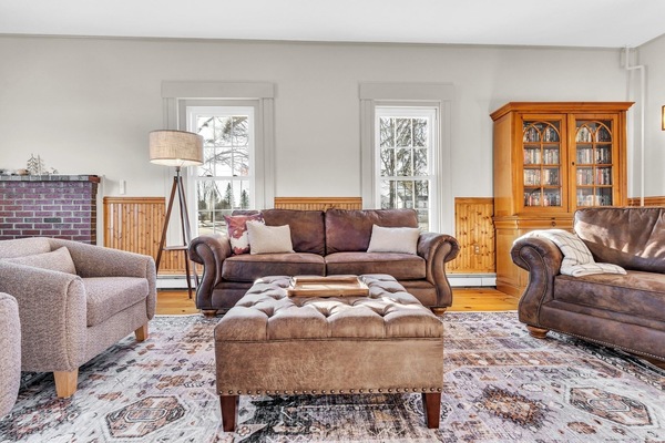 Een smart-tv, een open haard, een dvd-speler en tafelvoetbal