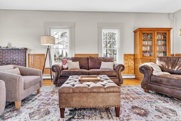 TV connectée, cheminée, lecteur de DVD, baby-foot