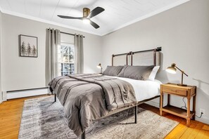 4 slaapkamers, een bureau, een strijkplank/strijkijzer, reisbedje