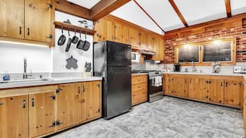 雪櫃、微波爐、焗爐、爐具