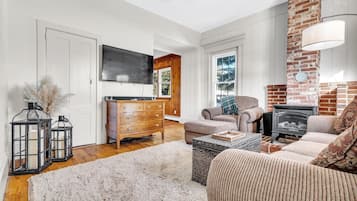 Smart TV, chimenea, reproductor de DVD y futbolito