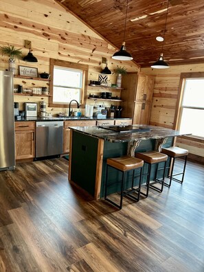 Kylskåp, mikrovågsugn, ugn och spishäll