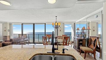 Appartement, Meerdere bedden, balkon, uitzicht op zee (Seachase 704E - Beach Haven) | Interieur