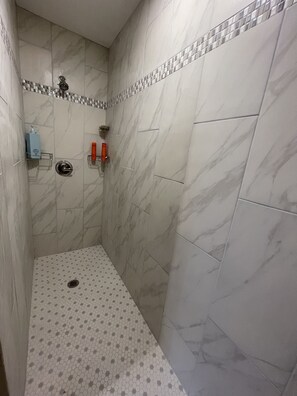 Ducha, toallas, jabón, shampoo