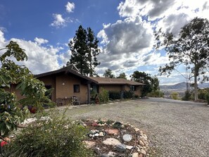 Exterior - Amazing views. 8 min to I-15.  Large rooms & outdoor patios. Monthly discount! (Escondido)