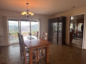 Dining - Amazing views. 8 min to I-15.  Large rooms & outdoor patios. Monthly discount! (Escondido)