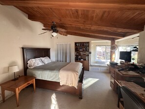 3 bedrooms, iron/ironing board, WiFi, bed sheets - Amazing views. 8 min to I-15.  Large rooms & outdoor patios. Monthly discount! (Escondido)