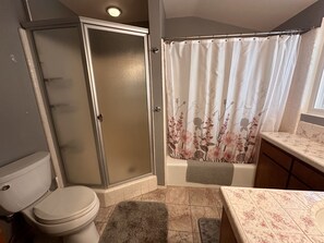 Shower, hair dryer, towels, soap - Amazing views. 8 min to I-15.  Large rooms & outdoor patios. Monthly discount! (Escondido)