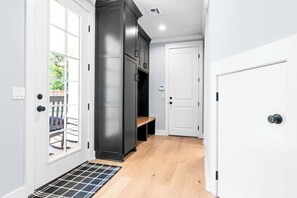 Interior - White Retreat on Proctor - 3.5 Bathrooms! (Waco)