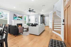 Smart TV, fireplace - White Retreat on Proctor - 3.5 Bathrooms! (Waco)