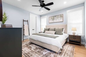 4 bedrooms, iron/ironing board, free WiFi, bed sheets - White Retreat on Proctor - 3.5 Bathrooms! (Waco)