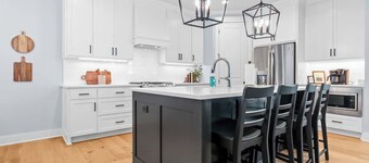 White Retreat on Proctor - 3.5 Bathrooms!