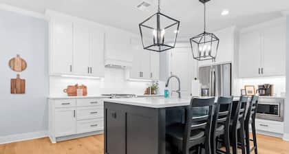 White Retreat on Proctor - 3.5 Bathrooms!