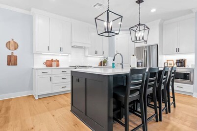 White Retreat on Proctor - 3.5 Bathrooms!