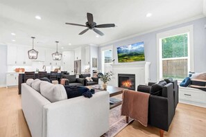 Smart TV, fireplace