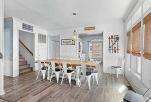 Dining - 7BR | Sleeps 18 | Pool | Steps To The Beach | 1004 (North Myrtle Beach)