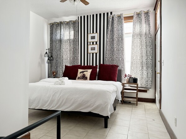 2 chambres, bureau, fer et planche à repasser, accès au Wi-Fi (inclus)