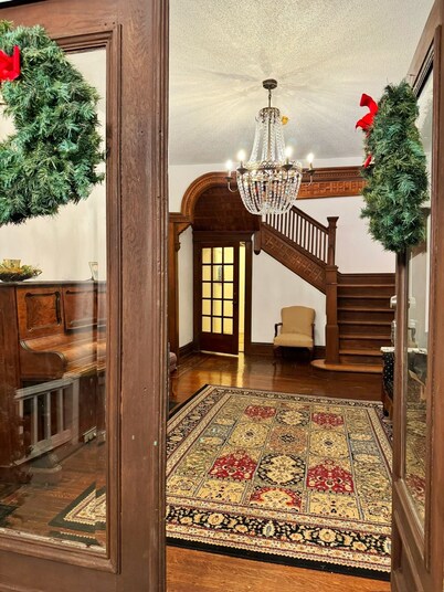 Halloween Suite / 2BD/1BA Apt in Holiday House