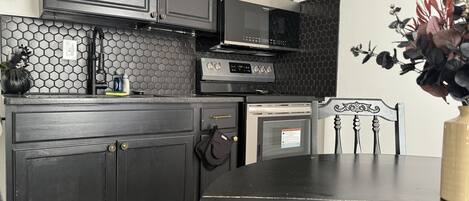 冷蔵庫、電子レンジ、オーブン、コンロ