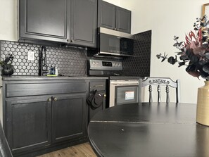 Réfrigérateur, micro-ondes, four, plaque de cuisson