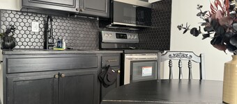 Halloween Suite / 2BD/1BA Apt in Holiday House

