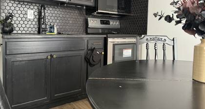 Halloween Suite / 2BD/1BA Apt in Holiday House