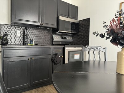 Halloween Suite / 2BD/1BA Apt in Holiday House

