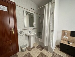 Double Room, Shared Bathroom - Pensión Recogidas (Granada)