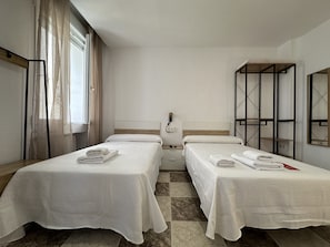 Quarto triplo, banheiro compartilhado | Frigobar, escrivaninha, ferros/tábuas de passar roupa, Wi-Fi de cortesia