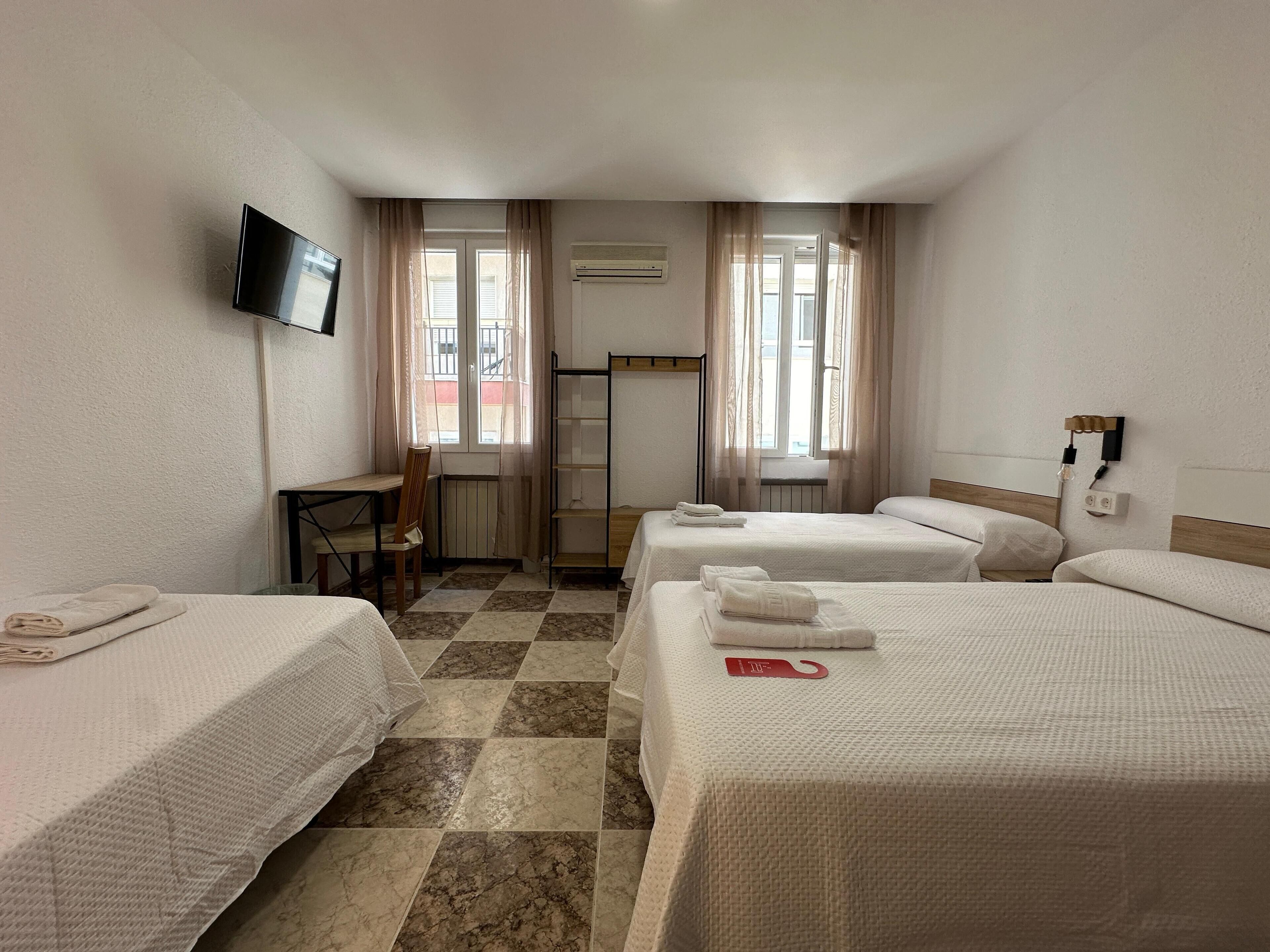 Minibar, escritorio, tabla de planchar con plancha y wifi gratis 