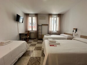 Trippelrum - delat badrum | Minibar, skrivbord, strykjärn/strykbräda och gratis wi-fi