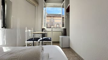 Twin kamer, gemeenschappelijke badkamer | Een minibar, een bureau, een strijkplank/strijkijzer, gratis wifi