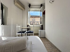 Tvåbäddsrum - delat badrum | Minibar, skrivbord, strykjärn/strykbräda och gratis wi-fi