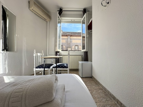 Habitación con 2 camas individuales, baño compartido | Minibar, escritorio, tabla de planchar con plancha y wifi gratis