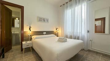 Minibar, escritorio, tabla de planchar con plancha y wifi gratis