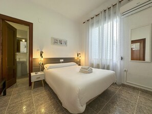 Minibar, desk, iron/ironing board, free WiFi - Pensión Recogidas (Granada)