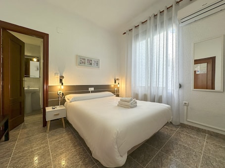 Minibar, escritorio, tabla de planchar con plancha y wifi gratis. Pensión Recogidas