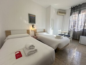 Tvåbäddsrum - delat badrum | Minibar, skrivbord, strykjärn/strykbräda och gratis wi-fi