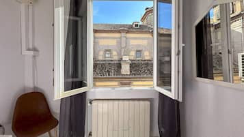 Habitación doble, baño privado | Minibar, escritorio, tabla de planchar con plancha y wifi gratis