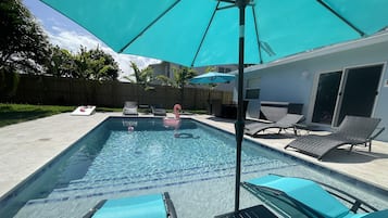 Een buitenzwembad en een verwarmd zwembad