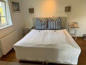 2 slaapkamers, een bureau, een strijkplank/strijkijzer, reisbedje