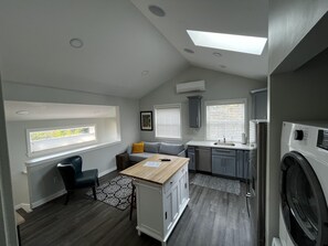 Interior - Close to Children's hospital, parks, trails and UW, 1 bed/1 bath (Seattle)