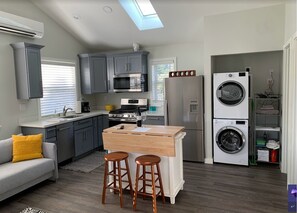 Interior - Close to Children's hospital, parks, trails and UW, 1 bed/1 bath (Seattle)