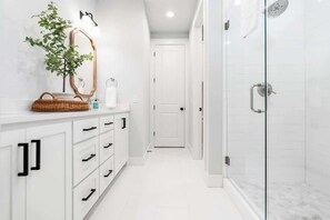 Douche, sèche-cheveux, shampoing