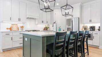 Kylskåp, mikrovågsugn, ugn och spishäll