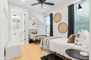 4 bedrooms, desk, iron/ironing board, WiFi - Green Retreat on Proctor - 3.5 Bathrooms (Waco)